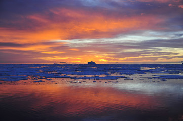 Fototapeta na wymiar Sunset in Antarctica