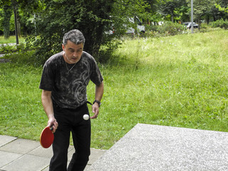 Tischtennisspieler spielt Tischtennisball mit seiner Vorhand