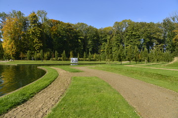 Allées circulaires autour de la pièce d'eau principale au parc du château de Seneffe en Hainaut 