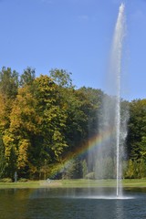 L'arc-en-ciel dans l'embrun de la fontaine au parc du ch&acirc;teau de Seneffe en Hainaut
