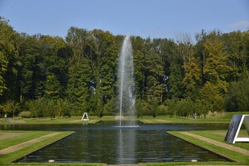 Fototapeta premium La grande pièce d'eau avec sa fontaine au parc du château de Seneffe en Hainaut