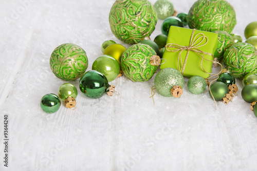 &quot;Dekoration zu Weihnachten in grün, maigrün oder lindgrün mit Holz