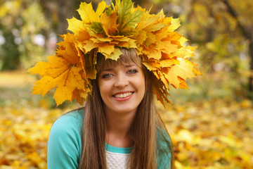 girl smile in Autumn park