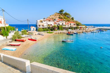 Tuinposter Cyprus Een weergave van het vissersdorp Kokkari met prachtig strand, het eiland Samos, Griekenland