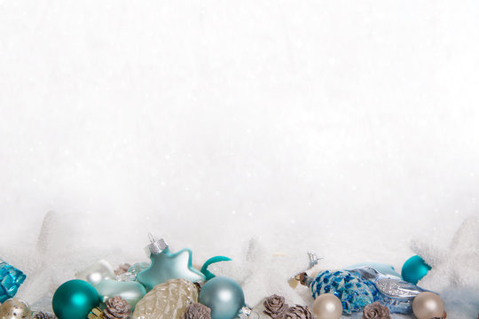 Dekoration zu Weihnachten in blau, türkis und weiß auf Schnee Hintergrund.