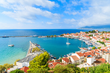Ein Blick auf den Hafen von Pythagorion mit bunten Häusern und blauem Meer, Insel Samos, Griechenland