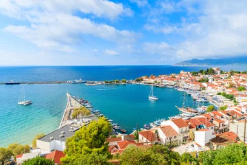 Fototapete Insel Ein Blick auf den Hafen von Pythagorion mit bunten Häusern und blauem Meer, Insel Samos, Griechenland