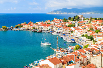 Une vue sur le port de Pythagorion avec ses maisons colorées et sa mer bleue, l& 39 île de Samos, en Grèce.