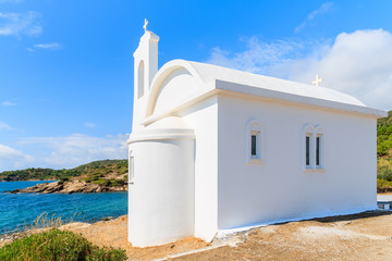 Obraz premium White Greek church on coast of Samos island, Greece