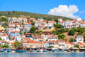 Obraz premium Widok na port Pythagorion z kolorowymi domami zbudowanymi na wzgórzu, wyspa Samos, Grecja