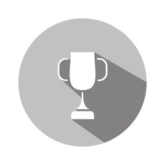 Icono de un trofeo sobre fondo gris. Victoria deportiva. Copa de ganador