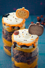 ガラス瓶に入ったハロウィンデザート