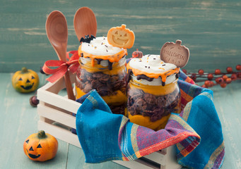 ガラス瓶に入ったハロウィンデザート