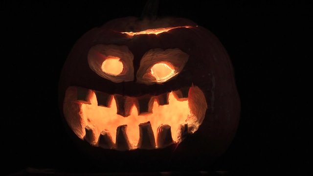 Funken spr&uuml;hender gruseliger Halloween-K&uuml;rbis 