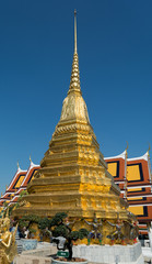 Naklejka premium Golden stupa in Bangkok