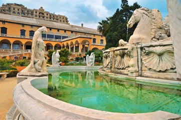 Photo sur Plexiglas Fontaine Fragment de fontaine palazzo del principe avec sculptures en marbre