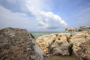 Peschici, rocce in primo piano