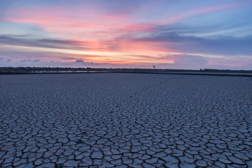 Obraz premium Drought land with earth crack pattern