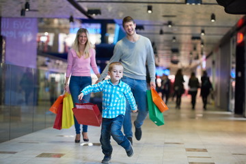 Obraz premium young family with shopping bags