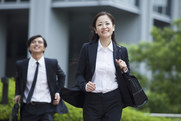 若い会社員の男女