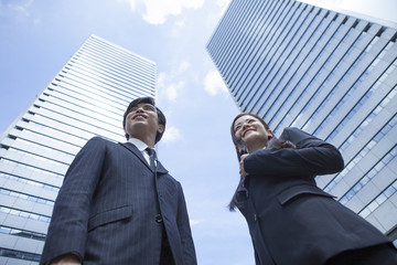 若い会社員の男女