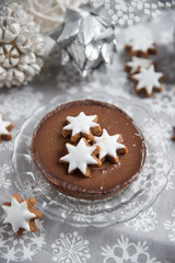 Fototapeta premium Schokoladen Tartelette mit Zimtsternen