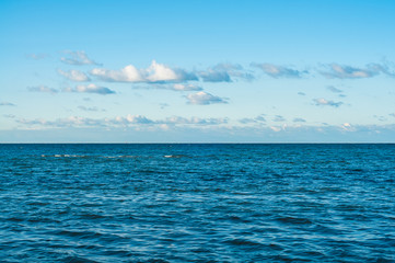 Obraz premium Grenzenlose Weite des Ozeans, blaues Meer unter blauem Himmel, Horizont, Freiheit, Seewetter, symbolisch, Seereise, maritimes Motiv, Querformat