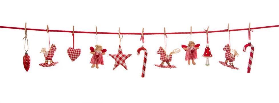 Isolierte freigestellte Dekoration zu Weihnachten in rot wei&szlig; kariert auf Hintergrund.