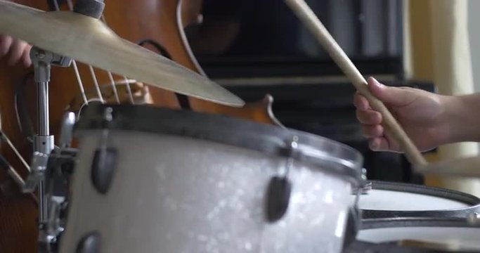 Drumm and contrabass jazz musicians