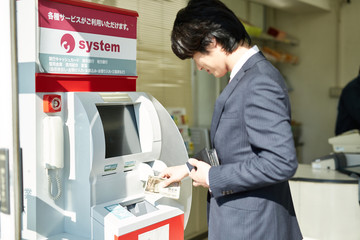 ATMを使うサラリーマン 