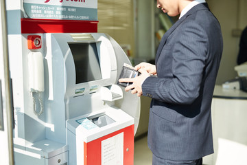 ATMを使うサラリーマン  - 93674477