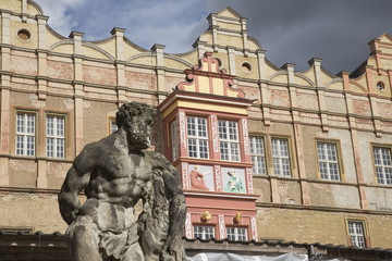 Obraz premium Männerstatue vor dem Schloss