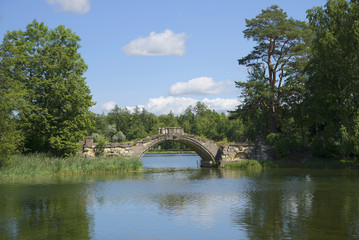 Fototapeta na wymiar Горбатый мост (Мост между островами) на Белом озере. Гатчина