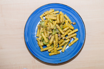 Piatto di pasta con pistacchi, pancetta, zucchine