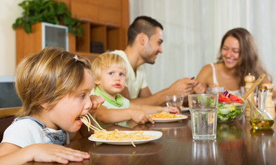 Obraz na płótnie Canvas family of four having pasta