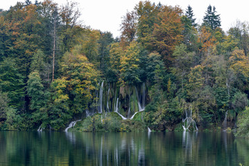 Fototapeta na wymiar Wasserfälle, Gewässer und Wege im Nationalpark Plitvicer Seen in Kroatien