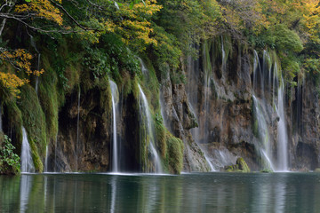Fototapeta na wymiar Wasserfälle, Gewässer und Wege im Nationalpark Plitvicer Seen in Kroatien