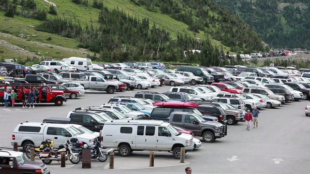 Parking lot Logan Pass Glacier NP P HD 0544