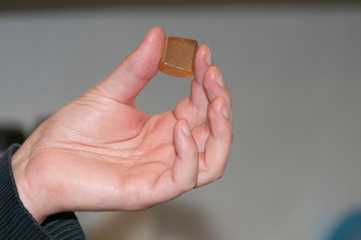 Süßigkeit in der Hand