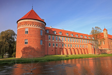 Fototapeta na wymiar Lidzbark Warmiński- Zamek Biskupów Warmińskich wraz z przedzamczem,bastionem i basztą