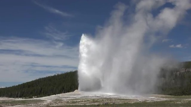 Old Faithful Geyser eruption Yellowstone fast motion 4K