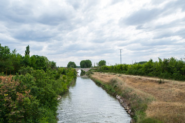 Paisaje de un canal de regadio en Palencia