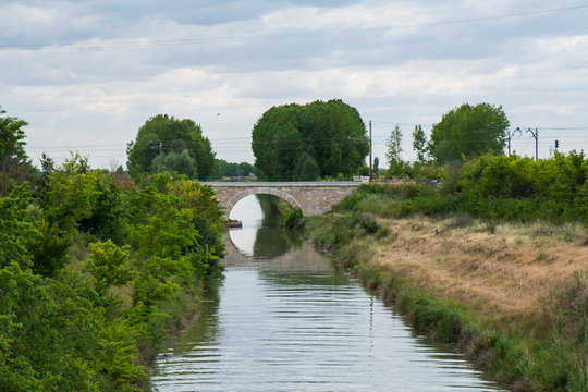Paisajecde uno de los puentes del Canal de Castilla a su paso por Palencia 