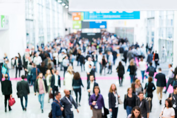 Blurred business people at a trade fair / Verschwommene Geschäftsleute auf einer Messe