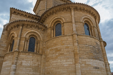 Vista en contrapicado de una de las torres de una capilla del románico 
