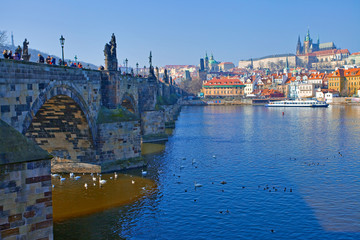 Fototapeta na wymiar Prague, pont Charles et vieille ville vue de la rive gauche