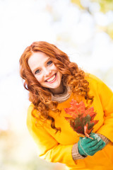 schöne Frau mit Blatt