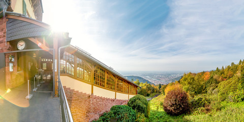 Blick vom Königsstuhl auf Heidelberg und die Bergstation 