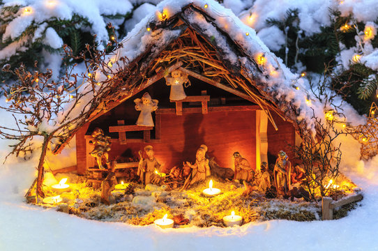 Weihnachtskrippe im Schnee