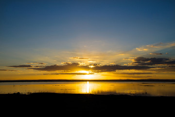 Naklejka premium Beautiful Sunset in the Lake Side